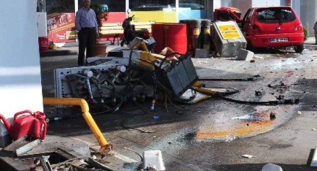 Bursa’da Otomobil Petrol İstasyonuna Daldı