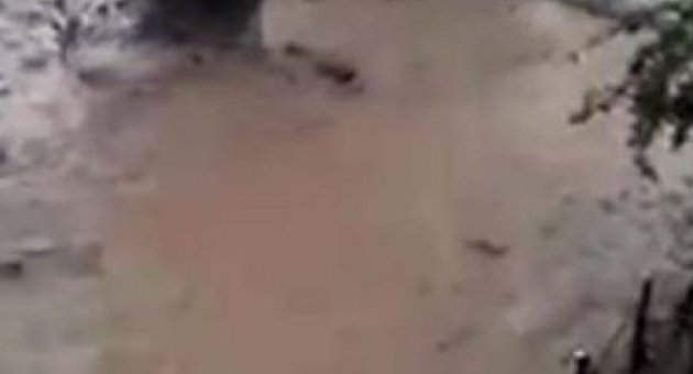 Bursa’da Sel Duvarları Yıkıp Araçları Sürükledi