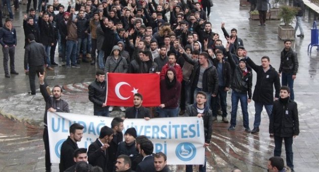 Bursa’da Ülkücü Gençler Yağmur Altında Fırat İçin Yürüdü