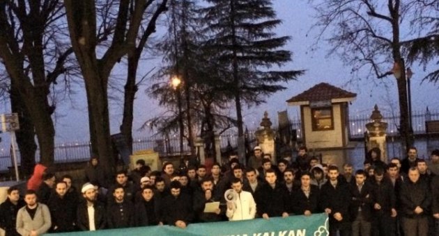 Bursalı Gençler, Sabah Namazının Ardından Suriye’deki Vahşeti Kınadı