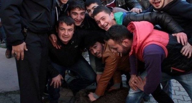 Bursalı Hayvanseverler, Samsun’da Yavru Yaban Domuzuna İşkence Yapanlar Hakkında Suç Duyurusunda Bulundu