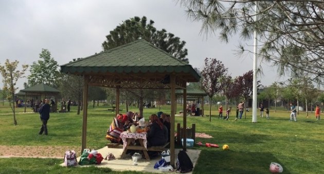 Bursalı İşçiler 1 Mayısı Aileleriyle Piknik Yaparak Kutladı