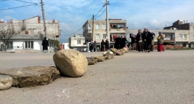 Bursalı Kadınlar İkinci Defa Taşlarla Çevre Yolunu Kapattı