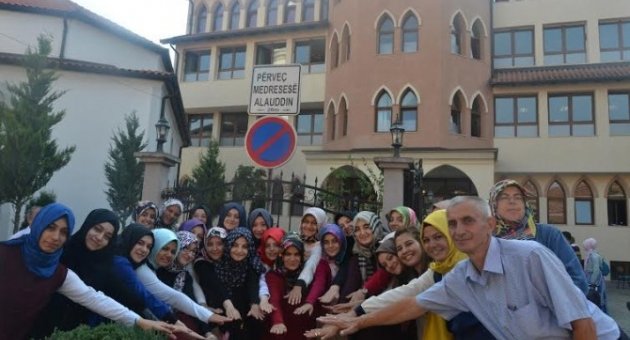 Bursalı Öğrencilerden Kosova’ya İmam Hatip Lisesi