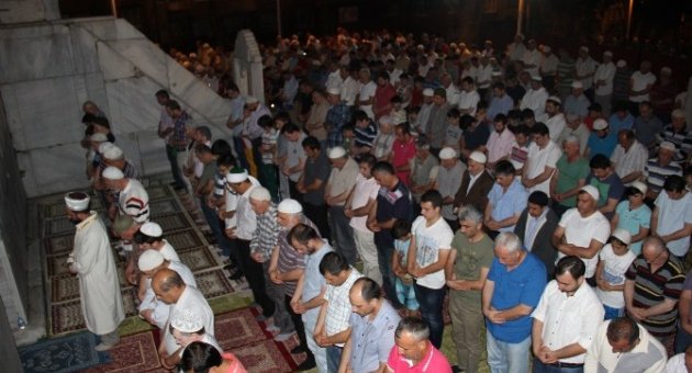 Bursalılar İlk Teravih Namazını Yıldızların Altında Kıldı