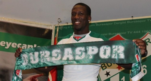 Bursaspor Luıs Advıncula’ya İmzayı Attırdı