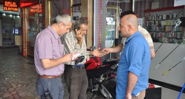 Bütün Mal Varlığını Poşete Doldurup Bankaya Giden Yaşlı Adamı Dolandırılmaktan Polisler Kurtardı