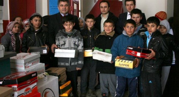 Büyükorhan’da Öğrencilerin Ayaklarını Isıtan Yardım