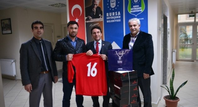Büyükşehir Belediyespor’dan Ahıska Spor Kulübüne Malzeme Desteği