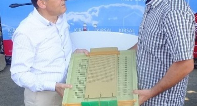 Büyükşehir’den Körfezdeki Arıcılara 3 Bin 12 Adet Kovan Altlığı Desteği