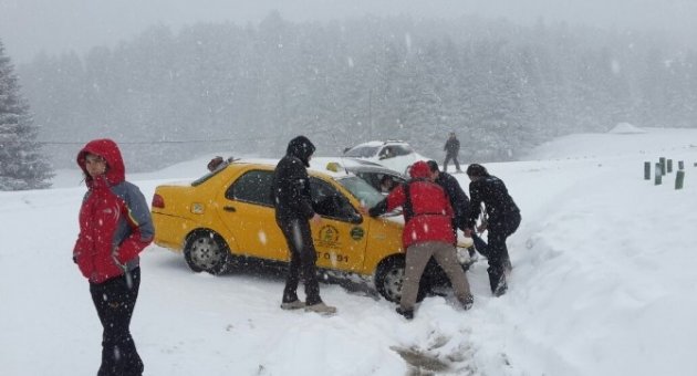Buz Pistine Dönen Uludağ Yolu’nda Araçlar Yoldan Çıktı