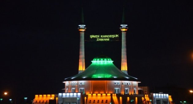 Camiden Anlamlı Mesaj: "şimdi Kardeşlik Zamanı"