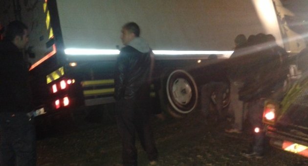 Çamura Saplanan Et Kamyonu Devrilmekten Son Anda Kurtarıldı