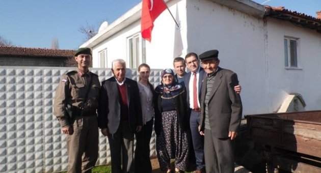 Çan Kaymakamı Kakillioğlu Şehit Ailelerine Bayrak Hediye Etti