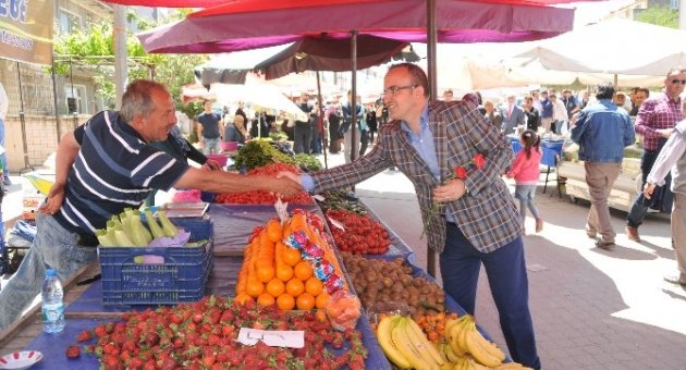 Çanakkale Ak Parti Milletvekili Adayı Bülent Turan, Memleketi Lapseki’de Pazarcı Esnafıyla Buluştu.