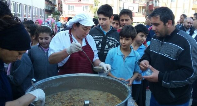 Çanakkale İmam Hatip Ortaokulu’nda Aşure Dağıtıldı