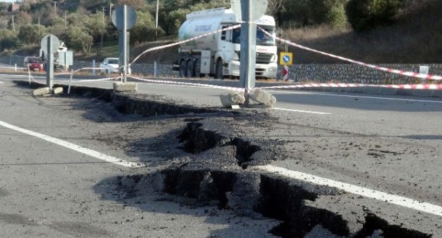 Çanakkale İzmir Karayolu Yol Göz Göre Göre Kayıyor