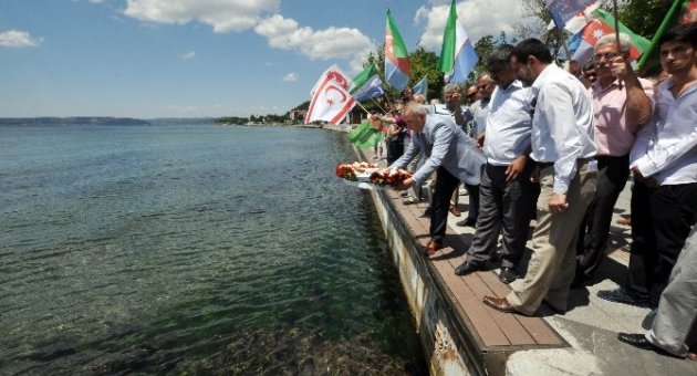 Çanakkale Mhp İl Başkanlığı Çin’i Kınamak İçin Denize Çelenk Bıraktı