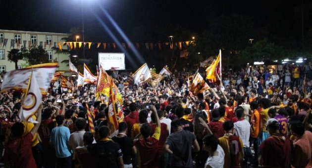 Çanakkale Sarı-kırmızıya Boyandı