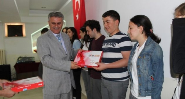 Çanakkale’de Öğrencilere Tablet Dağıtıldı