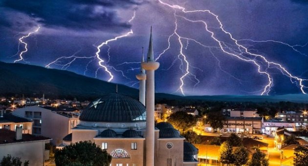Çanakkale’de Yıldırımlar Görsel Şölen Oluşturdu