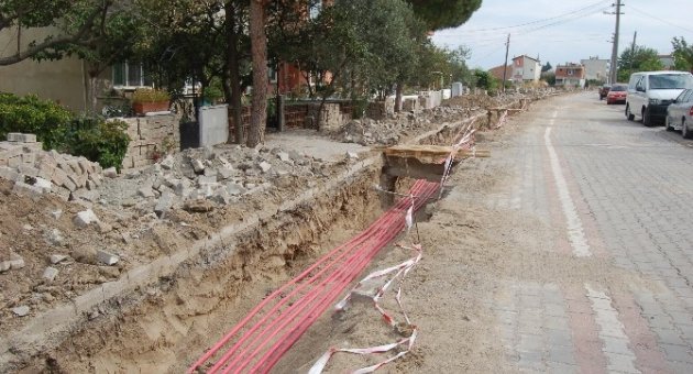 Çardak Beldesinde Havai Hatlar Yer Altına Alınıyor