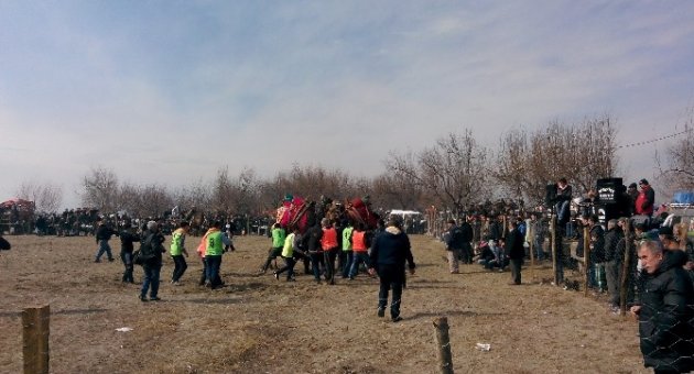 Çardak Kum Adası Deve Güreşleri Yapıldı