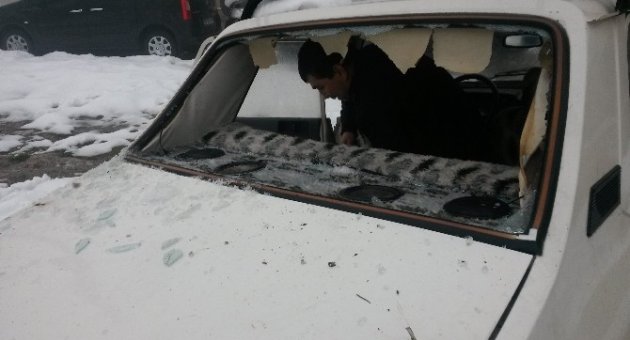 Çatıdan Düşen Karlar Otomobili Çökertti