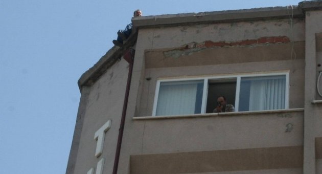 Çatıya Çıktı, Ayrı Yaşadığı Eşiyle Görüşünce İntihardan Vazgeçti