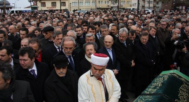 Cavit Çağlar’ın Annesi Son Yolculuğuna Uğurlandı