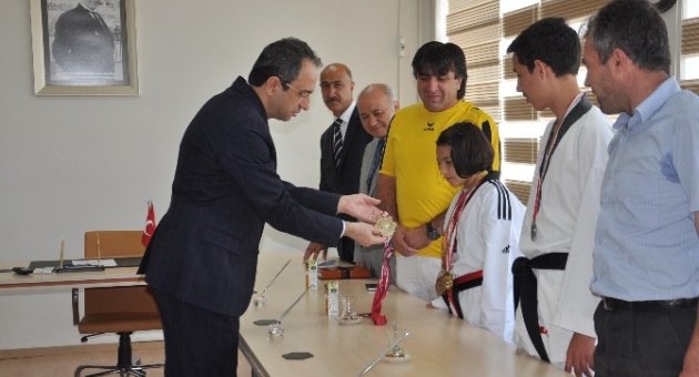 Çerkezköy Kaymakamı Kubilay, Başarılı Sporcuları Ödüllendirdi