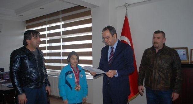 Çerkezköy Kaymakamı’ndan ’altın Kız’a Övgü