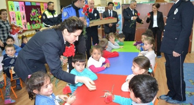 Çerkezköy Polisinden Öğrencilere Hediye