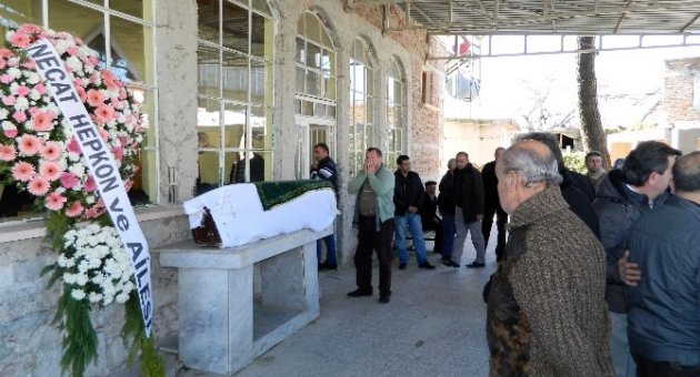 Cesedi Yakılan Genç Kız İzmir’de Toprağa Verildi