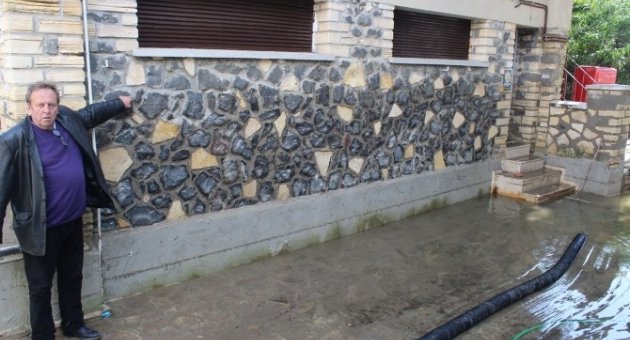 Çeşme, Yaralarını Sarıyor