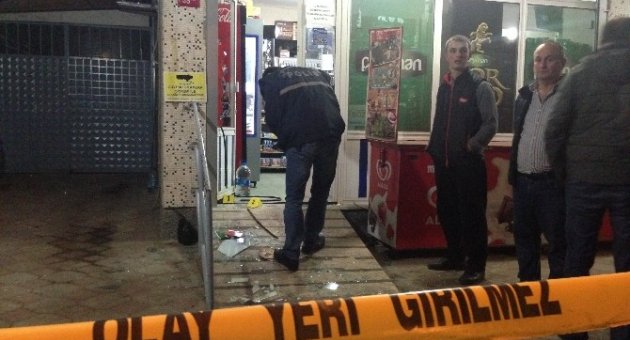 Cesur Market Sahibi, Eli Silahlı Soyguncuyla Korkusuzca Mücadele Etti