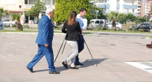 Chp Atatürk Anıtına Çelenk Sundu