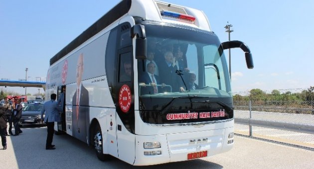 Chp Lideri Kılıçdaroğlu’nu Partililer Kentin Girişinde Çiçeklerle Karşıladı
