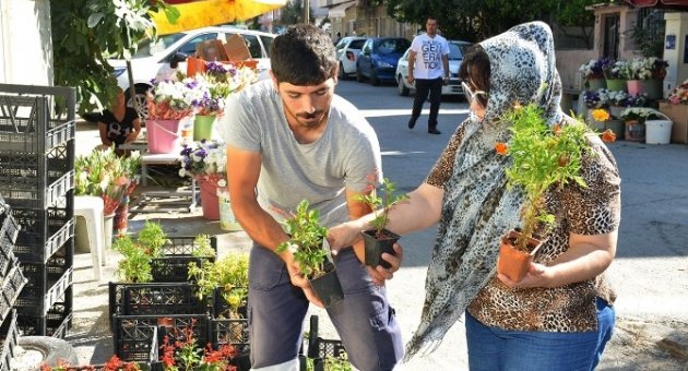 Çiğli Belediyesi Arefe Gününde Çiçek Dağıttı