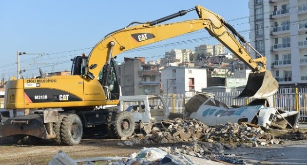 Çiğli’de Hurda Araçlar Kaldırıldı