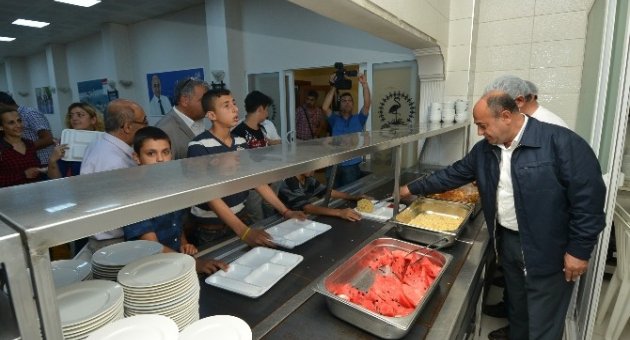 Çiğli’de Onlarca Kişiyi Buluşturan İftar Programı
