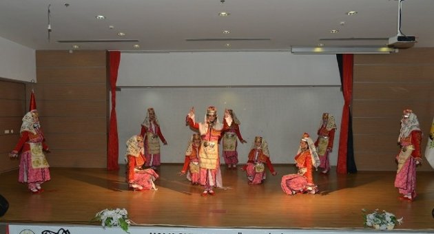 Çiğli’de Vatandaşları Coşturan Türk Halk Oyunları Gösterisi