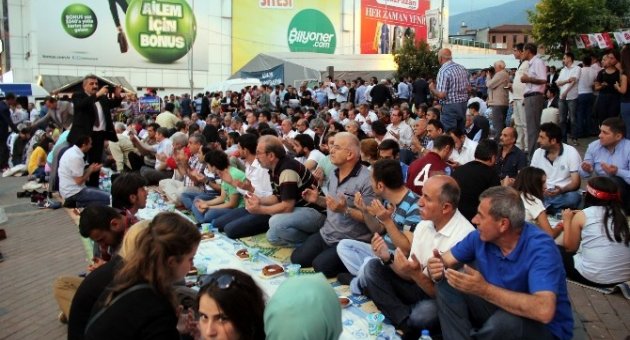 Çin’deki Müslüman Zulmüne Simitli İftar Protestosu