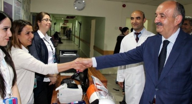 Çocuklar Bakan Müezzinoğlu’na Büyüyünce Doktor Olacaklarını Söyledi