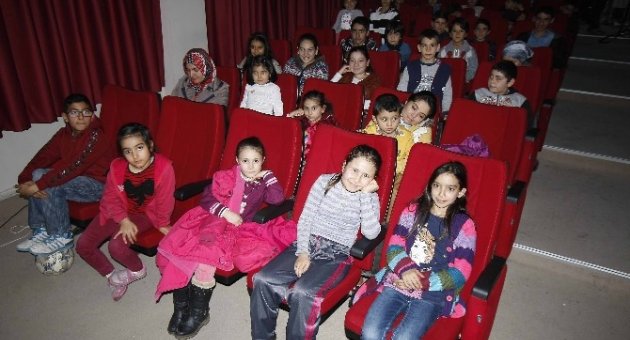 Çocuklar, Bayraklı’da Beyaz Perde İle Buluştu