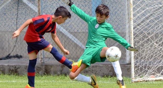 Çocuklar Sahada, Anneler Tribünde