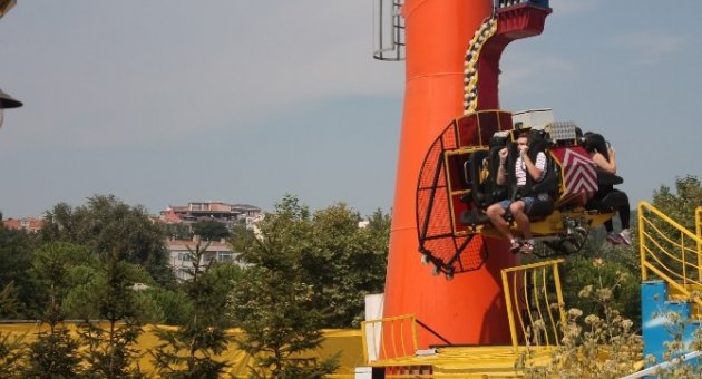 Çocuklar Tatilin Son Haftalarını Lunaparkta Geçiriyor