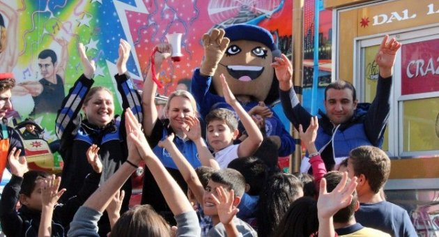 Çocuklar Ve Polisler Lunaparkta Doyasıya Eğlendi