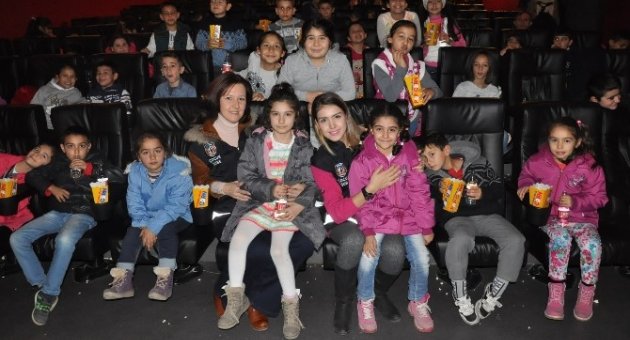 Çocuklar Yazdı, Polis Ablaları Ve Ağabeyleri Sinemaya Götürdü