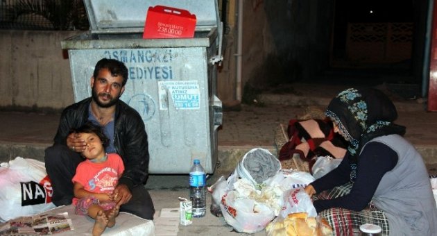 Çöpten Yemek Toplayarak Yaşıyorlar